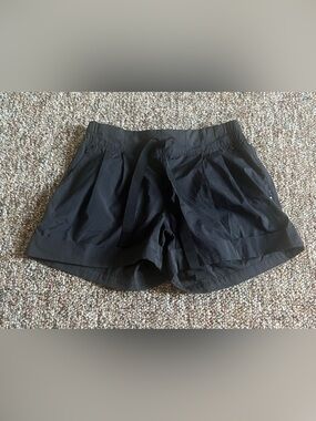 Lululemon Women’s High Waisted Break Away Cuffed Drawstring Black Shorts Size 4